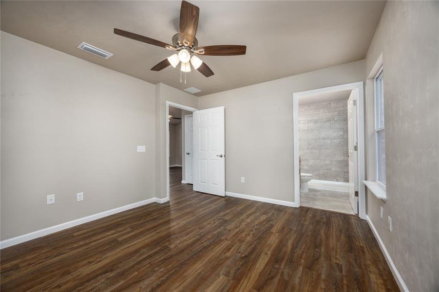 Spacious, unfurnished interior of a new home in , Gainesville (Image 25).