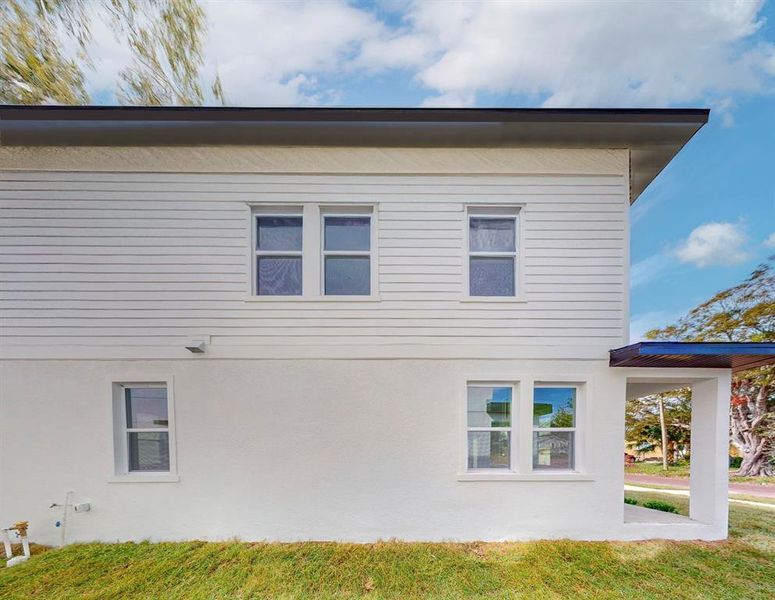 Exterior details and patio area of a home in , St. Petersburg (Image 32).