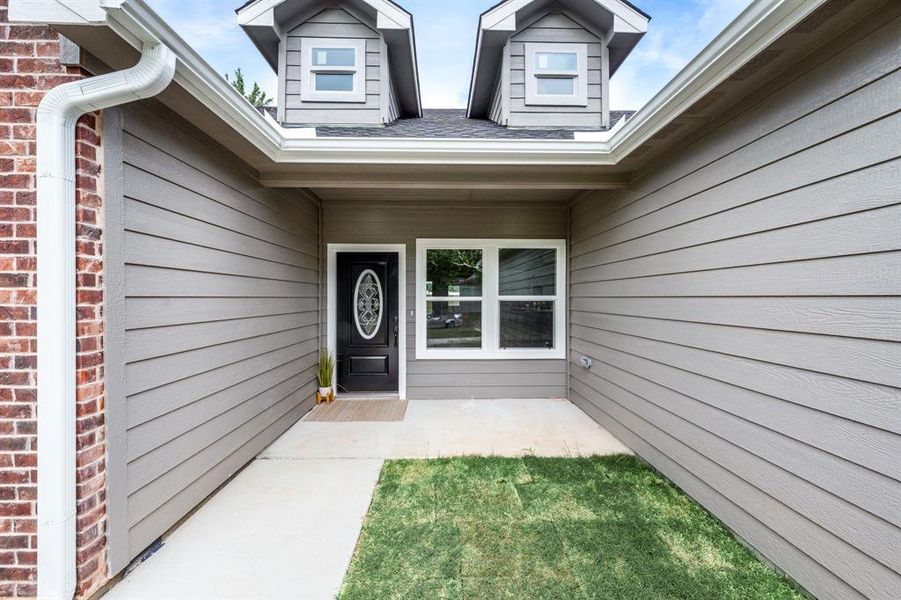 Exterior details and patio area of a home in , Sulphur Springs (Image 4).