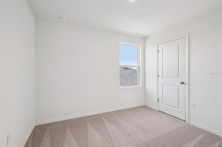 Spacious, unfurnished interior of a new home in Eagle Hammock, Eagle Lake (Image 32).