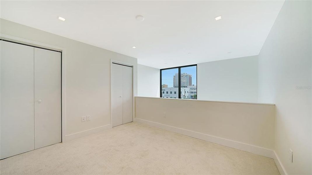 Spacious, unfurnished interior of a new home in , Sarasota (Image 26).