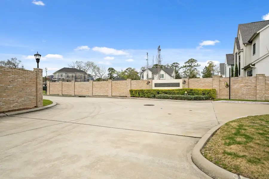 The entrance to Hilshire Villas!