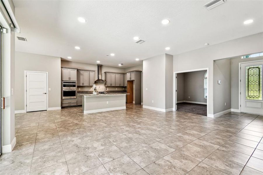 Spacious, unfurnished interior of a new home in Royal Highlands, Weeki Wachee (Image 11).