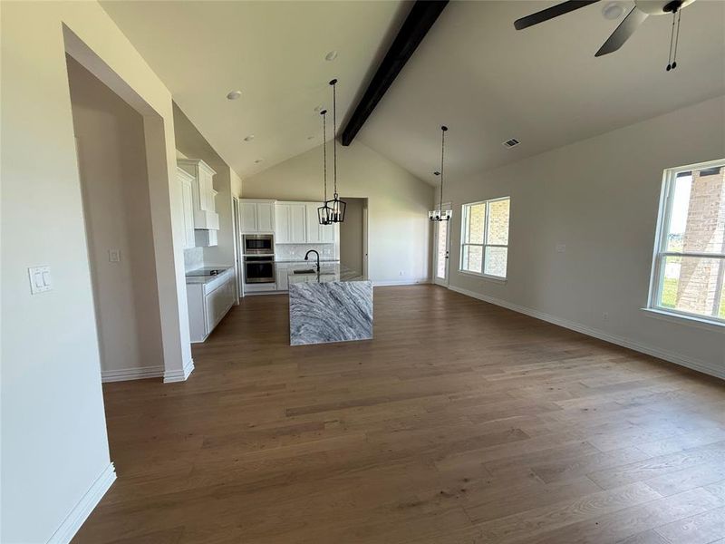 Spacious, unfurnished interior of a new home in Windmill Creeks, Weatherford (Image 7).