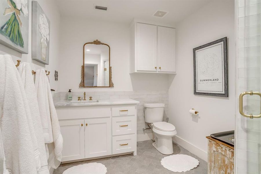 Furnished interior view inside a new home in , Weatherford (Image 24).