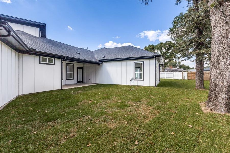 Exterior details and patio area of a home in , Kemp (Image 1).
