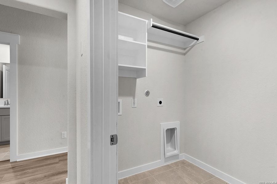 Spacious, unfurnished interior of a new home in Prairie Green, Converse (Image 9).