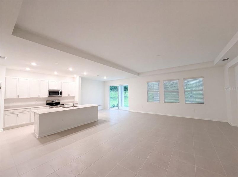 Spacious, unfurnished interior of a new home in Meadow Pointe, Groveland (Image 13).