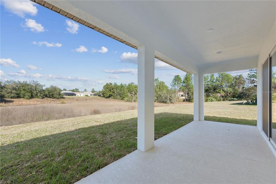 Exterior details and patio area of a home in , Dunnellon (Image 3).