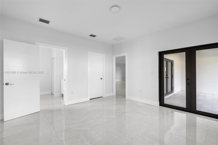 Spacious, unfurnished interior of a new home in , Cutler Bay (Image 23).