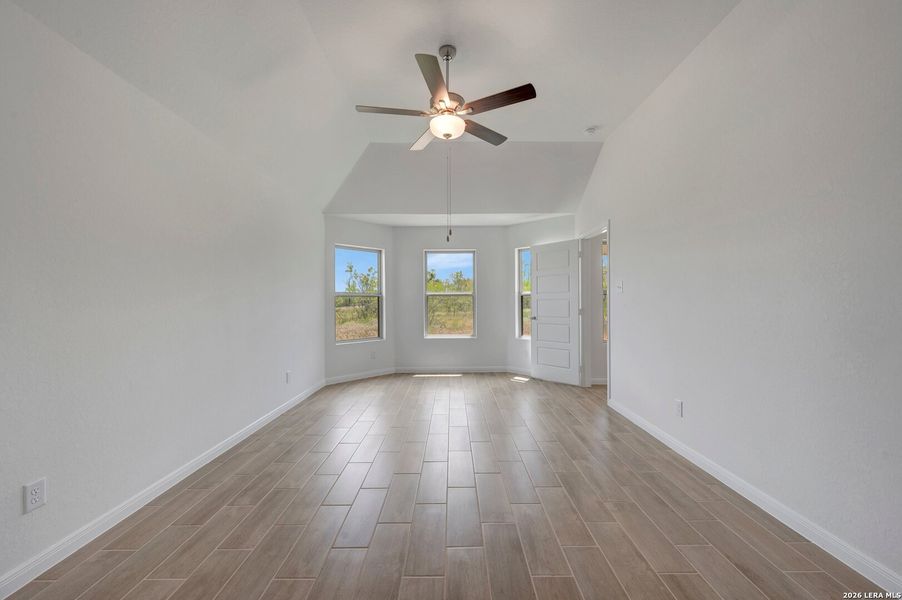 Spacious, unfurnished interior of a new home in Chaparral Ranch, Floresville (Image 14).