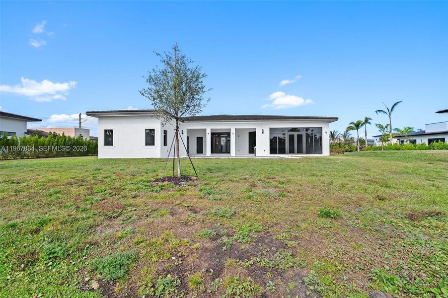 Exterior details and patio area of a home in , Davie (Image 21).