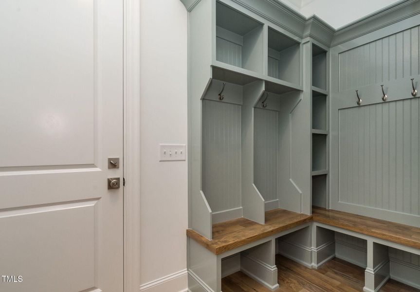 023-1920x1080-drop-zone-coat-rack