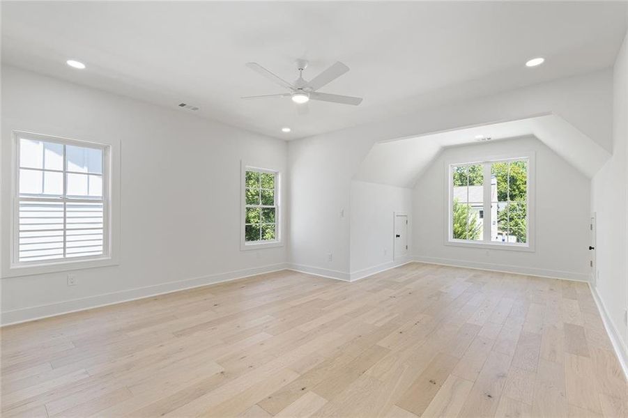 Spacious, unfurnished interior of a new home in , Brookhaven (Image 39).