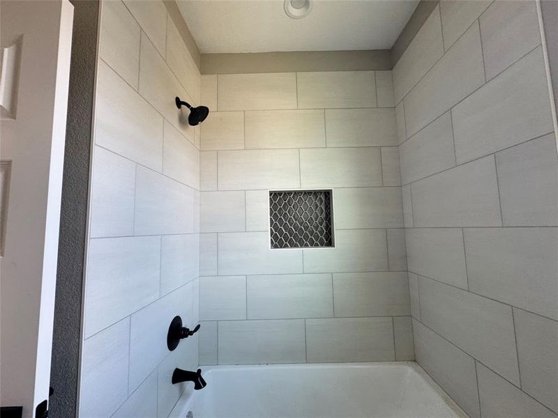 Bathroom featuring tiled shower / bath combo