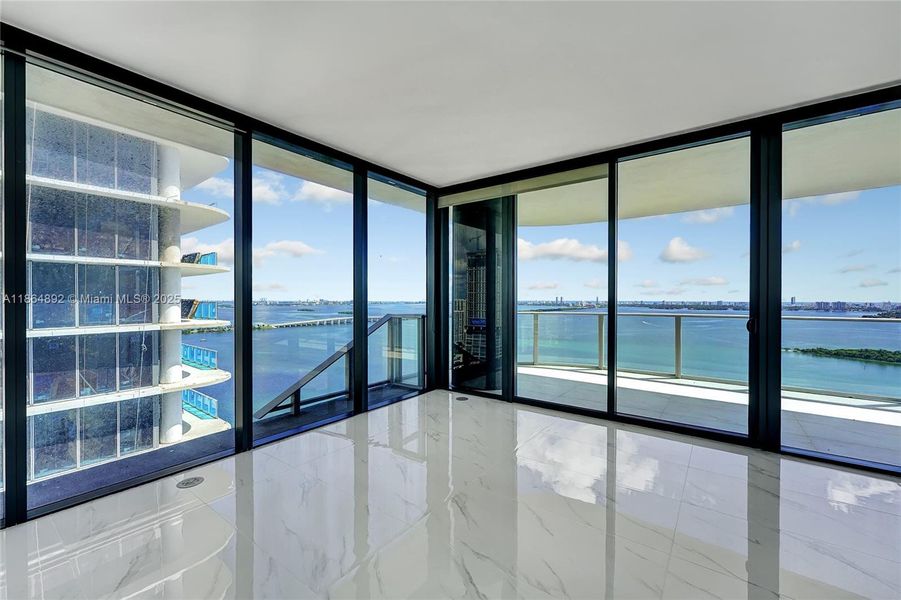 Spacious, unfurnished interior of a new home in Aria Reserve, Miami (Image 21).