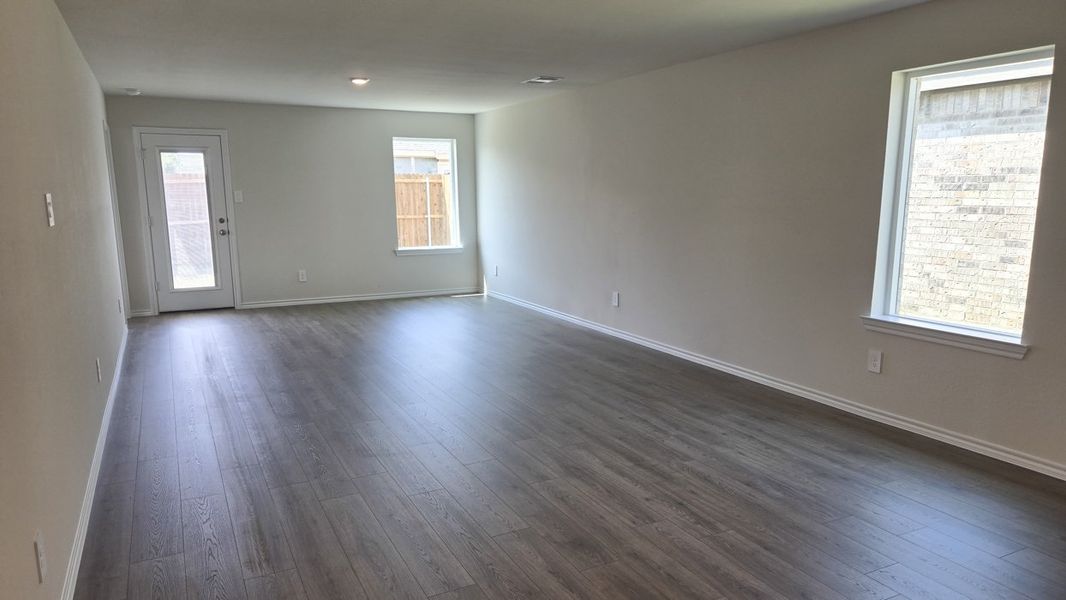 Spacious, unfurnished interior of a new home in Creekside Ranch, Blue Ridge (Image 9).
