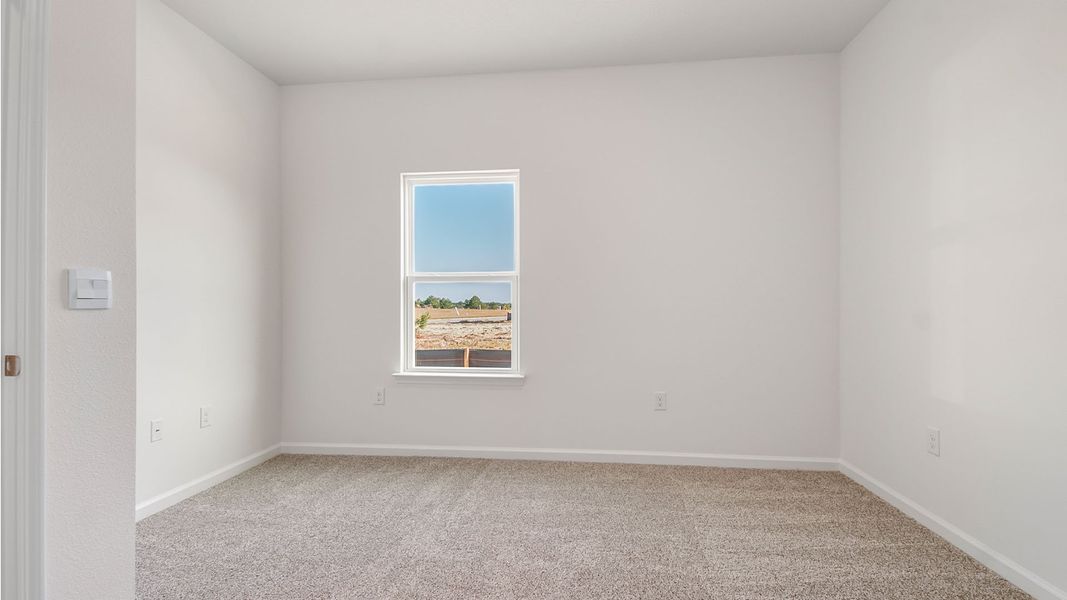 Spacious, unfurnished interior of a new home in Owl's Head East, Freeport (Image 14).