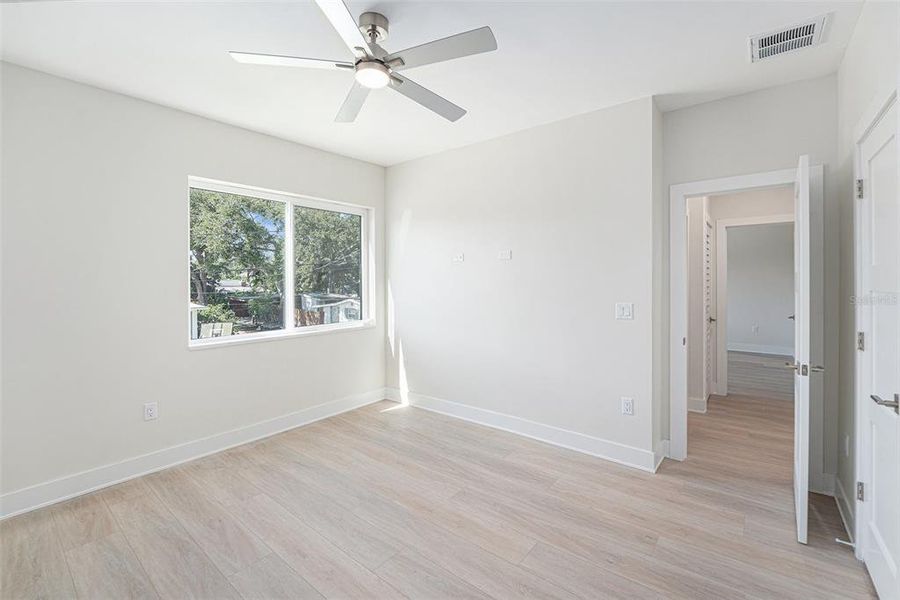 Spacious, unfurnished interior of a new home in , Largo (Image 14).