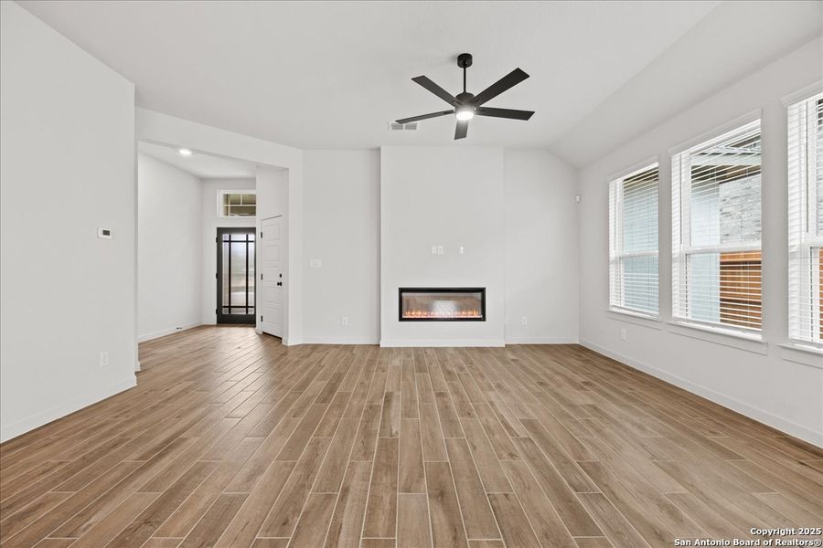 Spacious, unfurnished interior of a new home in Stream Waters, Seguin (Image 13).