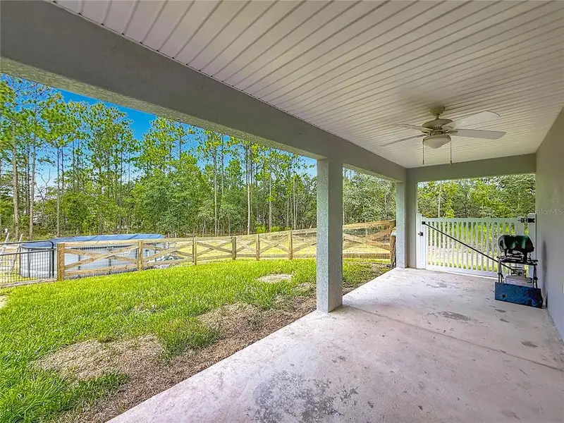 Exterior details and patio area of a home in , Dunnellon (Image 3).