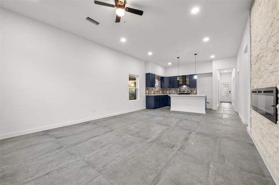 Spacious, unfurnished interior of a new home in , Dallas (Image 10).