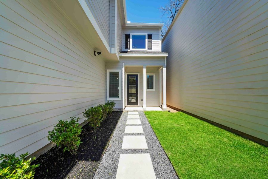 Representative exterior details of a home built from the Warwick by Sandcastle Homes in Sunset Heights, Houston (Image 3). Representative exterior details of a home built from the Warwick by Sandcastle Homes in Sunset Heights, Houston (Image 3).