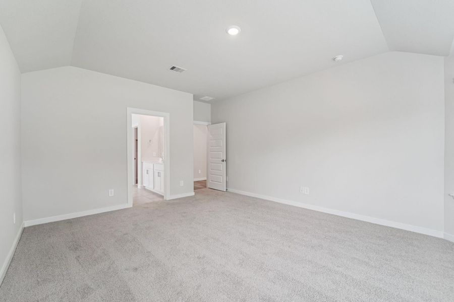 Spacious, unfurnished interior of a new home in Stewart's Ranch, Conroe (Image 27).