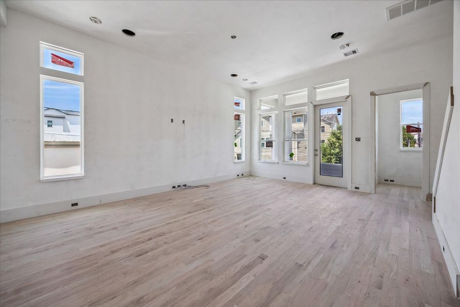 Spacious, unfurnished interior of a new home in , Houston (Image 20).