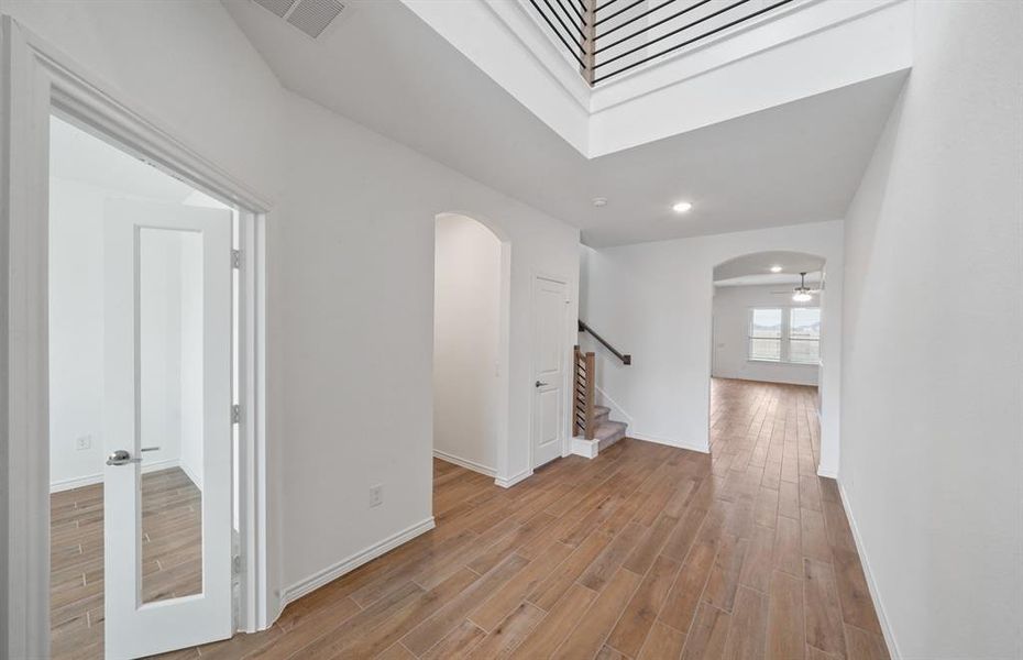 Spacious, unfurnished interior of a new home in Sunterra, Katy (Image 15).