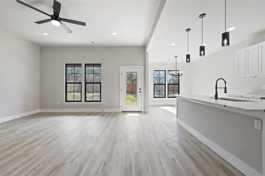 Please note: Photos shown are not of the actual homes but are of the same floorplan. Finishes and features may vary. Please note: Photos shown are not of the actual homes but are of the same floorplan. Finishes and features may vary.