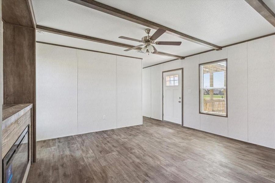 Spacious, unfurnished interior of a new home in , Mexia (Image 13).