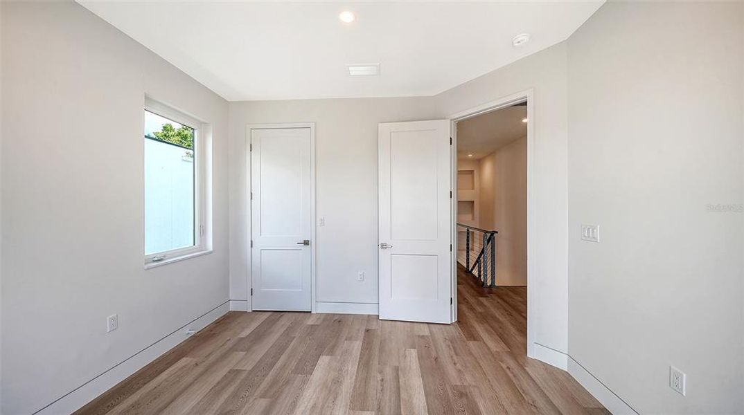 Spacious, unfurnished interior of a new home in , Sarasota (Image 47).