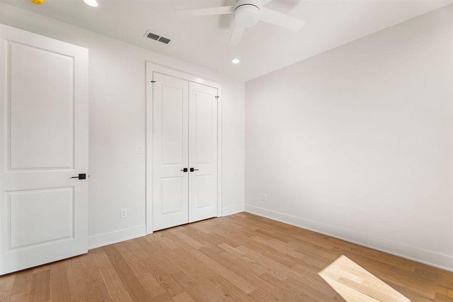 Unfurnished bedroom featuring recessed lighting, light wood-type flooring, a ceiling fan, and a closet