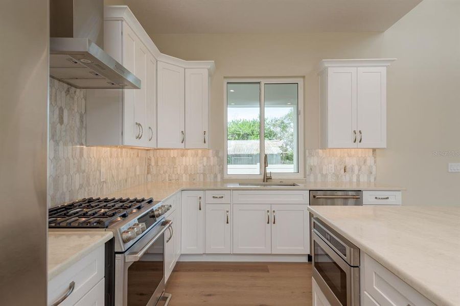 Furnished interior view inside a new home in , Tarpon Springs (Image 7).