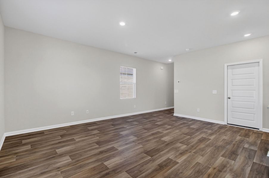 Spacious, unfurnished interior of a new home in Lindera Preserve at Cane Bay Plantation, Summerville (Image 27).
