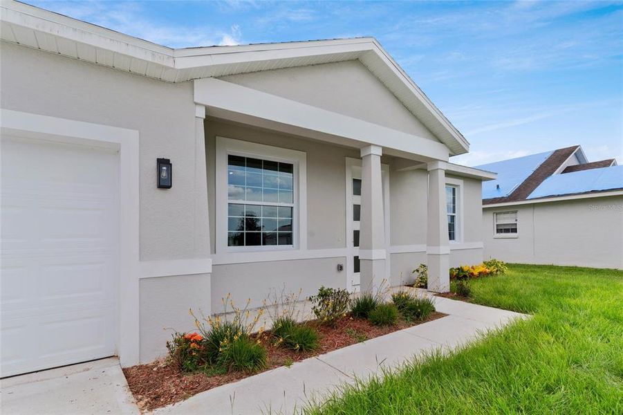 Exterior details and patio area of a home in , Kissimmee (Image 4).