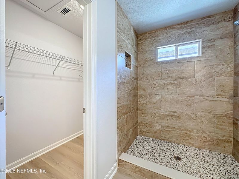 Spacious, unfurnished interior of a new home in , Jacksonville (Image 18).