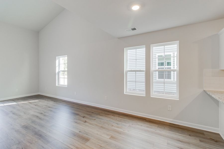 Spacious, unfurnished interior of a new home in Bluefield, Lexington (Image 16).