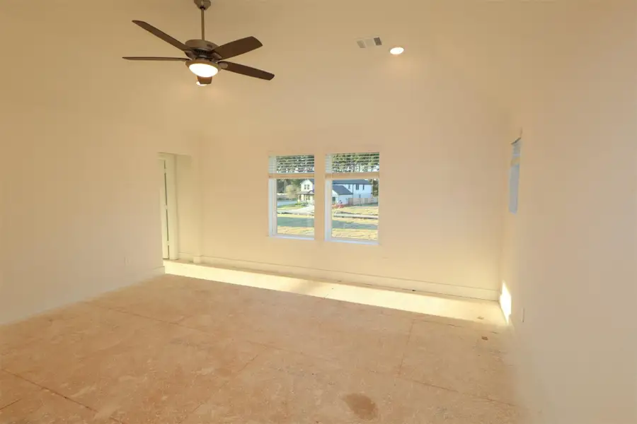 Spacious, unfurnished interior of a new home in Sorella, Tomball (Image 6). Spacious, unfurnished interior of a new home in Sorella, Tomball (Image 6).