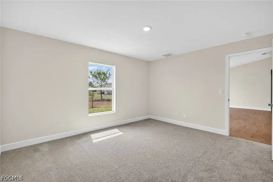 Spacious, unfurnished interior of a new home in Cape Coral, Cape Coral (Image 13).