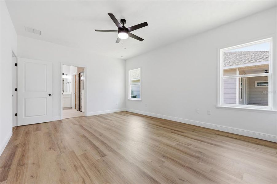 Spacious, unfurnished interior of a new home in Grand Oaks, Gainesville (Image 26).