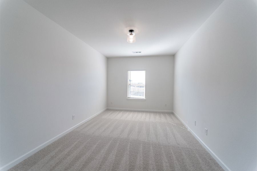 Spacious, unfurnished interior of a new home in Heath Golf & Yacht Club, Heath (Image 60).
