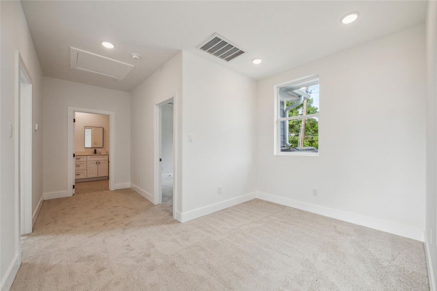 Spacious, unfurnished interior of a new home in , Santa Fe (Image 16).