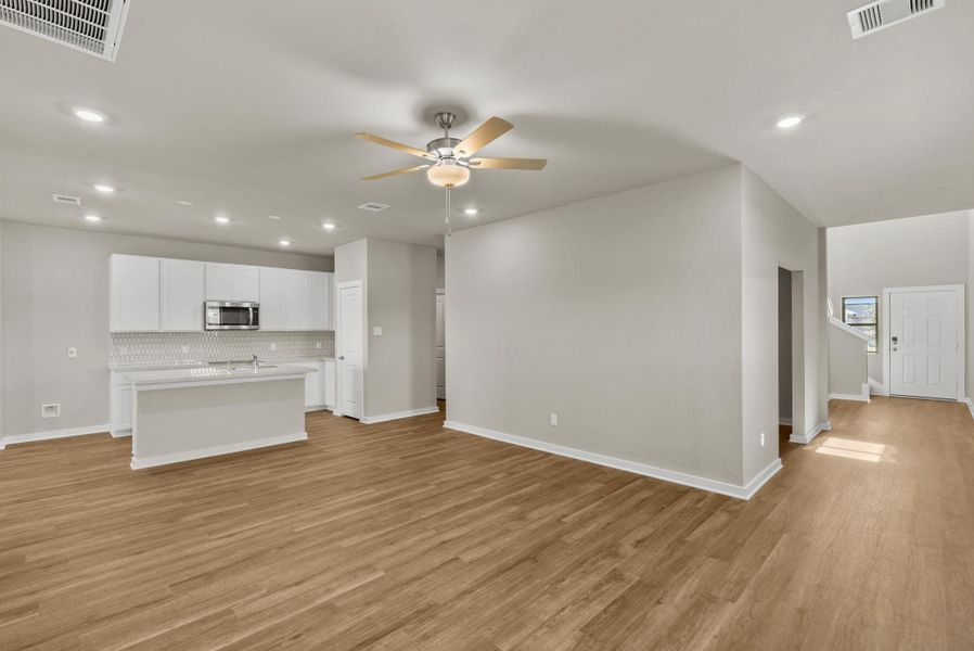 Spacious, unfurnished interior of a new home in Creekhaven, Rosharon (Image 14).