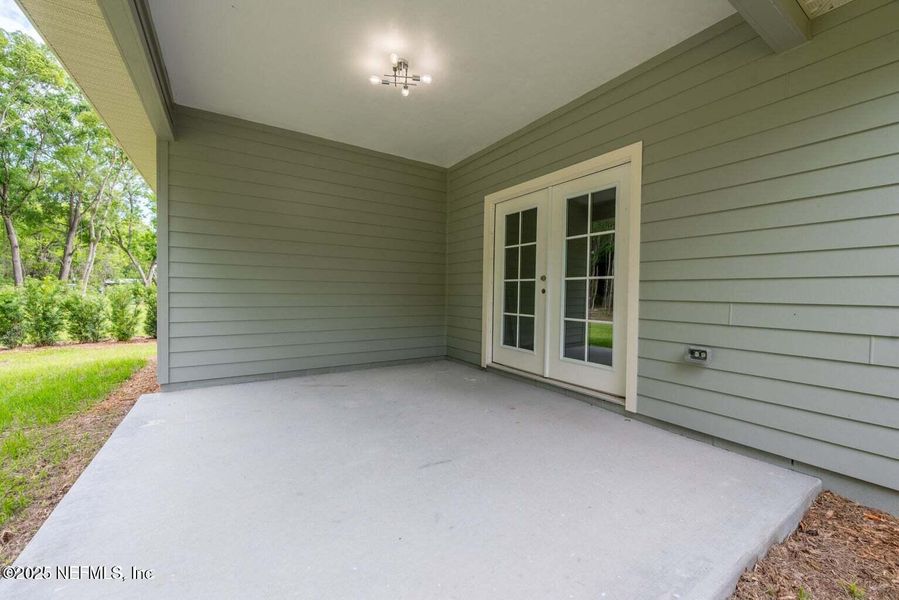 Exterior details and patio area of a home in , Starke (Image 4).