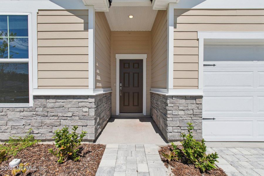 Exterior details and patio area of a home in Panther Creek, Jacksonville (Image 20).