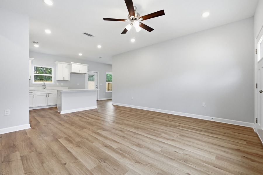 Spacious, unfurnished interior of a new home in Live Oak Cottages, Freeport (Image 31).