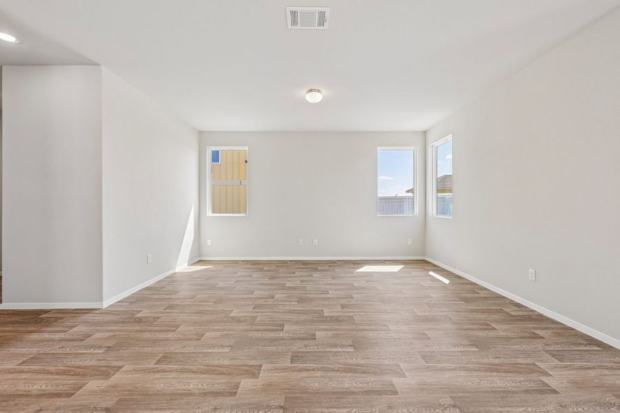 Spacious, unfurnished interior of a new home in Harvest Ridge, Elgin (Image 13).