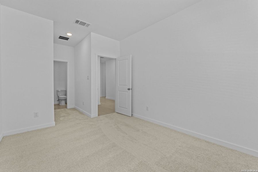 Spacious, unfurnished interior of a new home in Espada, San Antonio (Image 11).